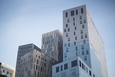 Mavi gökyüzü arka plan üzerinde fütüristik binalar