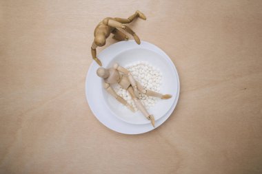 hap, kase kase duran başka bir mankenin yalan ahşap vitrin mankeni