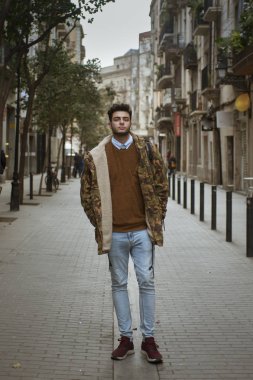 Sokakta yürüyen yakışıklı genç adam.