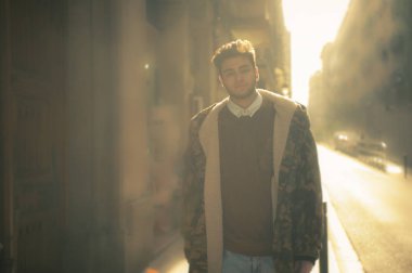 Sokakta yürüyen yakışıklı genç adam.