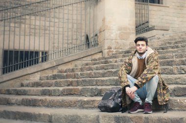 yakışıklı genç sittion bir merdiven Street üzerinde