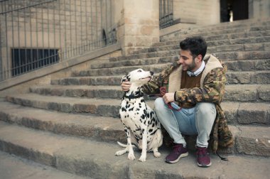 Sokakta yürüyen yakışıklı genç adam.