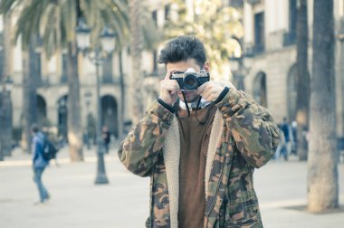 Sokağın fotoğraf çekmek yakışıklı genç