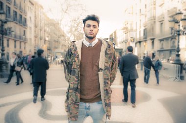 Sokakta duran yakışıklı genç adam.