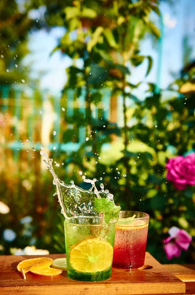 Leckere Spritzer im Glas — Stockfoto