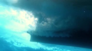 Alttan motorlu tekne görünümü