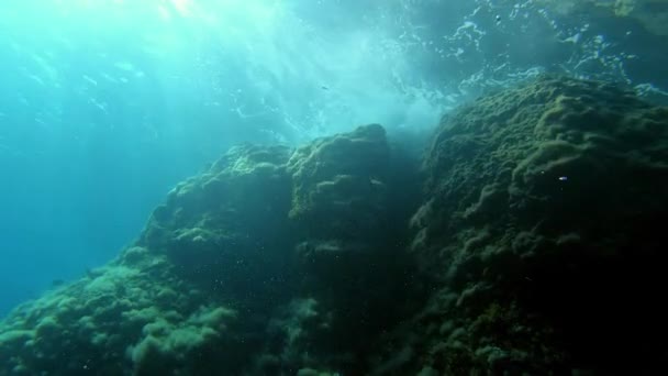 水下景观 海浪冲破礁石 — 图库视频影像