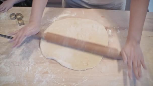 Mãe Com Uma Criança Cozinha Preparando Doces Cozinha Familiar Jovem — Vídeo de Stock