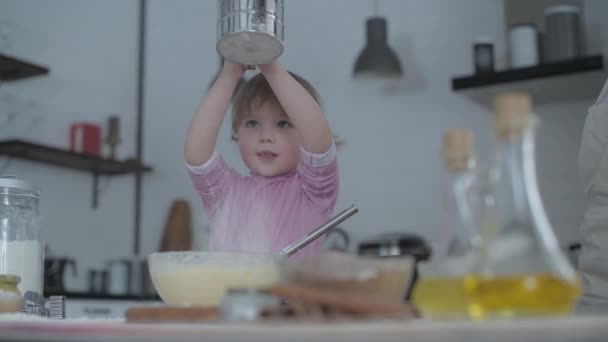 Mamma Och Ett Barn Köket Lagar Bakverk Familjekokning Ung Mor — Stockvideo