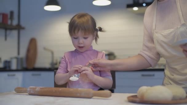 Anya Egy Gyerekkel Konyhában Süteményt Készít Családi Főzés Fiatal Anya — Stock videók