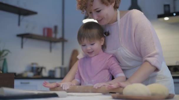 Mam Met Een Kind Keuken Maakt Gebakjes Familie Koken Jonge — Stockvideo