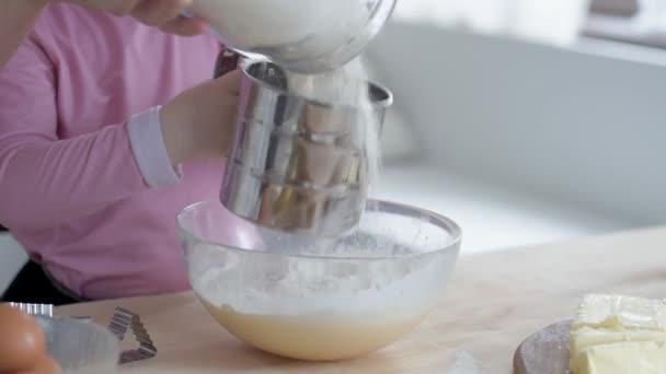 Annesi Kızı Mutfakta Hamuru Tabakta Yoğuruyor Bir Kız Mutfakta Yaramazdır — Stok video