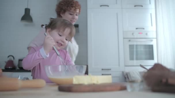 Mãe Com Filha Cozinha Amassa Massa Prato Uma Rapariga Marota — Vídeo de Stock