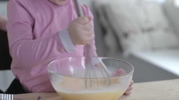 Maman Avec Fille Dans Cuisine Pétrit Pâte Sur Une Assiette — Video