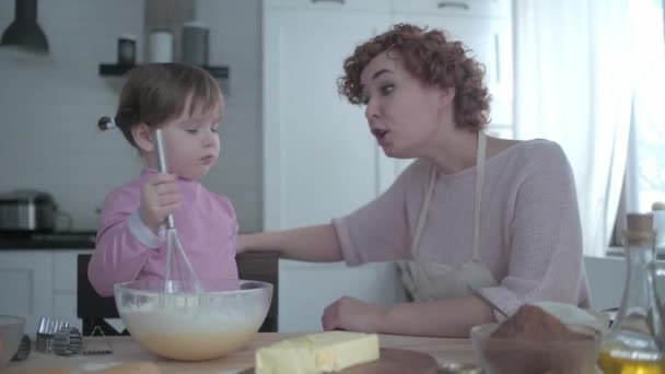 Mutter Mit Tochter Der Küche Knetet Den Teig Auf Einem — Stockvideo