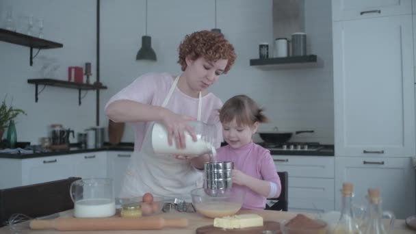 Mãe Com Filha Cozinha Amassa Massa Prato Uma Rapariga Marota — Vídeo de Stock