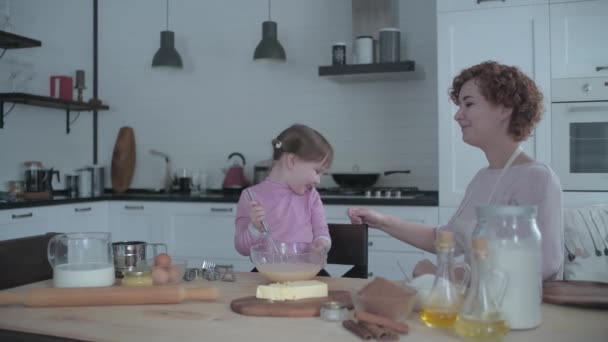 Mãe Com Filha Cozinha Amassa Massa Prato Uma Rapariga Marota — Vídeo de Stock
