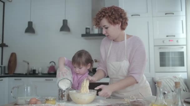 Maman Avec Fille Dans Cuisine Pétrit Pâte Sur Une Assiette — Video