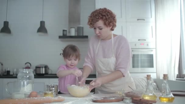 Mam Met Dochter Keuken Kneedt Het Deeg Een Bord Een — Stockvideo