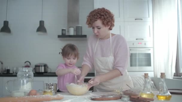 Mutter Mit Tochter Der Küche Knetet Den Teig Auf Einem — Stockvideo