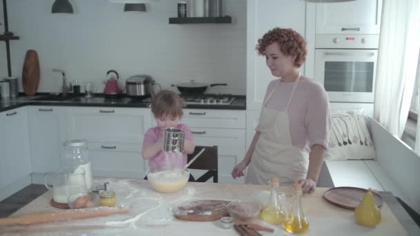 Mamá Con Hija Cocina Amasa Masa Plato Una Chica Traviesa — Vídeos de Stock