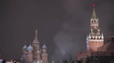 Rusya 'nın Kızıl Meydanı' ndaki Spassky Kulesi 'nde yeni yıl arifesinde çanlar çalıyor. Rusya 'daki Kızıl Meydan' ın Moskova 'daki Noel süslemesi. Moskova 'da kış ve soğuk. Çelenklerle süslenmiş. Yeni yıl ışıkları. Moskova 'da yeni yıldan önce geri sayım başladı..