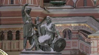 Minin ve Pozharsky Moskova 'daki Kızıl Meydan' da. Rus İmparatorluğu 'nun tarihi anıtı. Rus tarihi. St. yakınlarındaki anıt. Basil Katedrali. Mimarlık ve tarih anıtı.