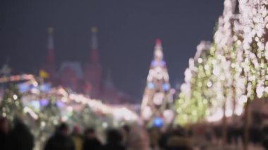 Rusya 'da yeni yıl Moskova' da, Kızıl Meydan 'da. Şenlik. İnsanlar yürüyor. Bulanık arkaplan.