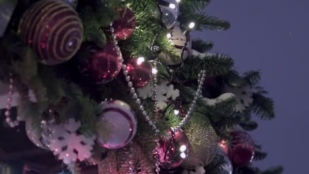광장의 러시아 눈내리는 겨울이었습니다 크리스마스 크리스마스 트리에 장난감 정원으로 장식되어 — 비디오