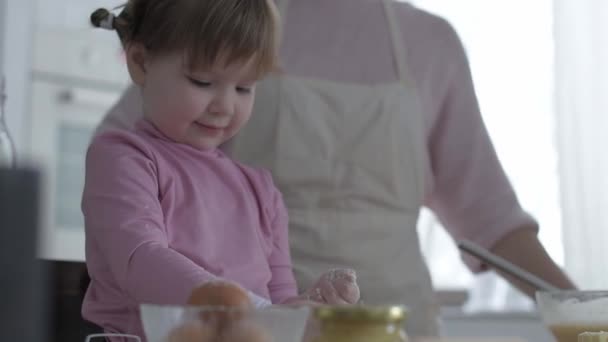 Una Niña Que Engaña Cocina Preparando Comida Con Mamá Cuelga — Vídeos de Stock