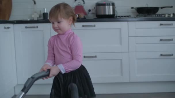 Niña Que Ayuda Hacer Limpieza Doméstica Una Chica Con Aspirador — Vídeos de Stock