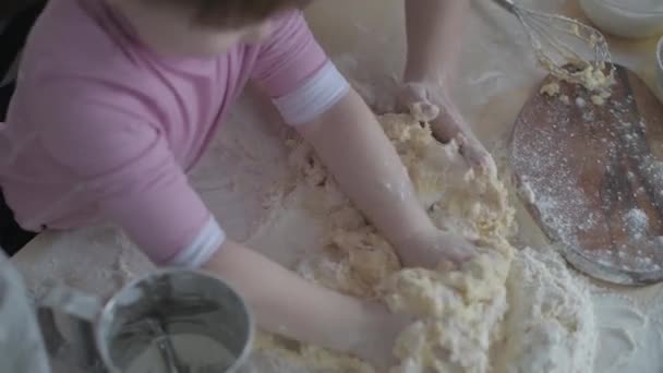 Mamá Enseña Hija Cocinar Masa Chica Aprende Cocinar Pasteles Amasar — Vídeo de stock