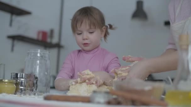 Mom Teaches Daughter Cook Dough Girl Learns Cook Pastries Kneading — 비디오