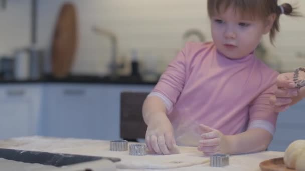 Malá Dcera Pomáhá Mámě Kuchyni Pečením Vystřihněte Sušenky Nůžkami Sušenky — Stock video