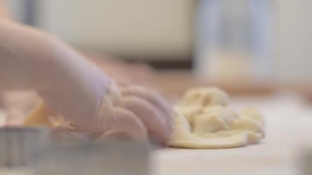 Mãe Ensina Filha Cozinhar Massa Menina Aprende Cozinhar Doces Amassar — Vídeo de Stock