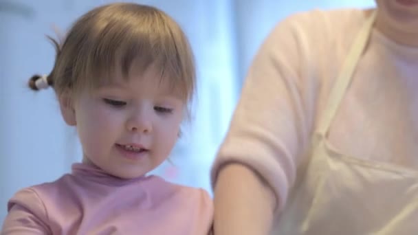 Kleine Dochter Helpt Moeder Keuken Met Bakken Snijd Koekjes Met — Stockvideo