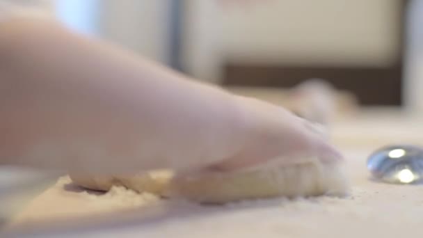Mamá Enseña Hija Cocinar Masa Chica Aprende Cocinar Pastas Desgarrar — Vídeo de stock