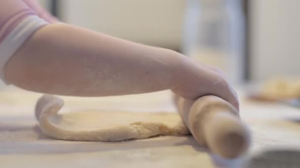 엄마는 딸에게 반죽을 요리하는 가르친다 빵만드는 배웁니다 반죽을 반죽하는 것이다 — 비디오