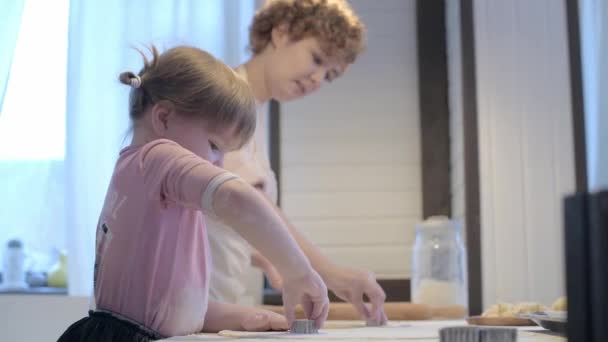 Hijita Ayuda Mamá Cocina Con Cocción Corta Las Galletas Con — Vídeos de Stock