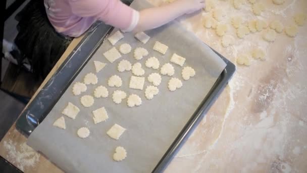 Malá Dcera Pomáhá Mámě Kuchyni Pečením Vystřihněte Sušenky Nůžkami Sušenky — Stock video