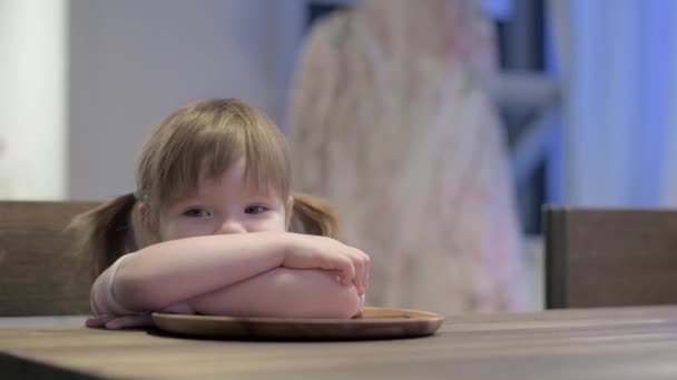 Joven Hermosa Madre Hija Prepararon Cookies Quitar Los Productos Horneados — Vídeos de Stock