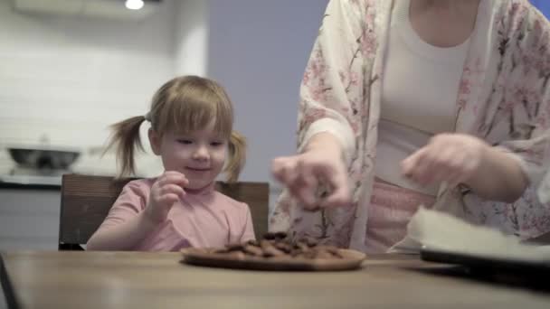 Jovem Mãe Bonita Sua Filha Prepararam Biscoitos Retire Mercadorias Assadas — Vídeo de Stock