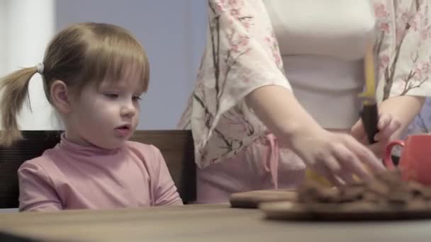 Young Beautiful Mother Her Daughter Prepared Cookies Remove Baked Goods — Stok Video