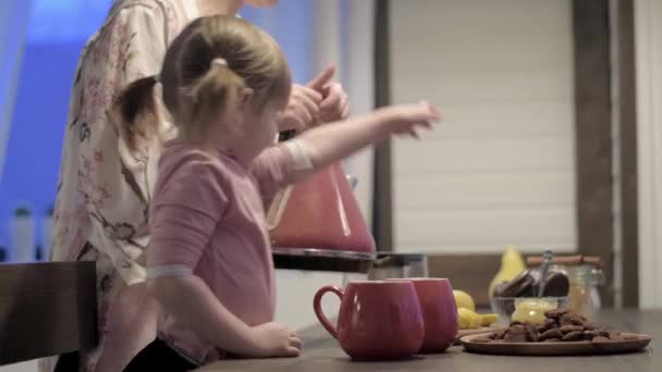 Joven Hermosa Madre Hija Beben Con Galletas Cocina Una Familia — Vídeos de Stock