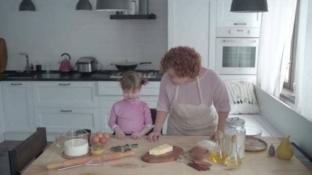Kızım Anneme Yemek Pişirmede Yardım Etmek Için Mutfağa Geldi Küçük — Stok video