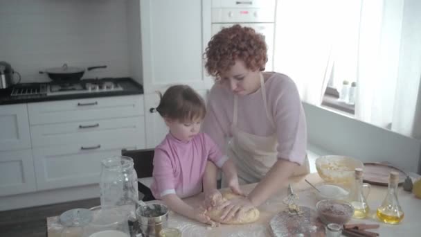 Maman Avec Fille Dans Cuisine Pétrit Pâte Sur Une Assiette — Video