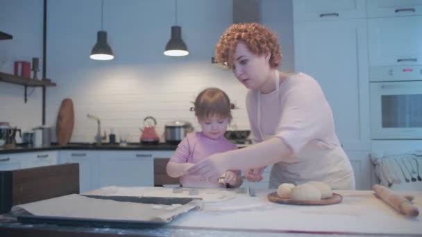 Küçük Kız Annesine Mutfakta Pişirmede Yardım Ediyor Kurabiyeleri Kurabiye Keskisiyle — Stok video