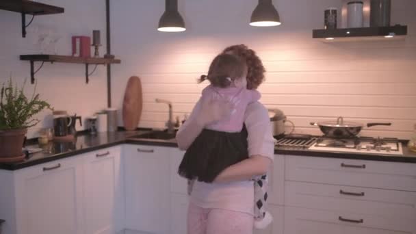 Uma Menina Brincar Cozinha Mãe Filha Divertem Juntos Mãe Está — Vídeo de Stock