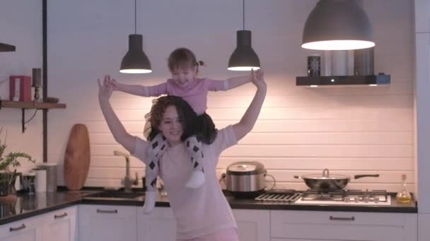 Una Niñita Jugando Cocina Mamá Hija Divierten Juntas Mamá Está — Vídeo de stock