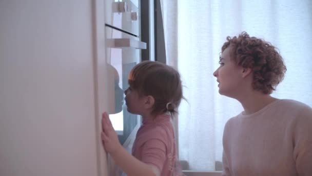 Kleines Mädchen Das Der Küche Herumalbert Mutter Und Tochter Haben — Stockvideo